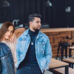 Un jeune couple habillé en blouson de jean délavé