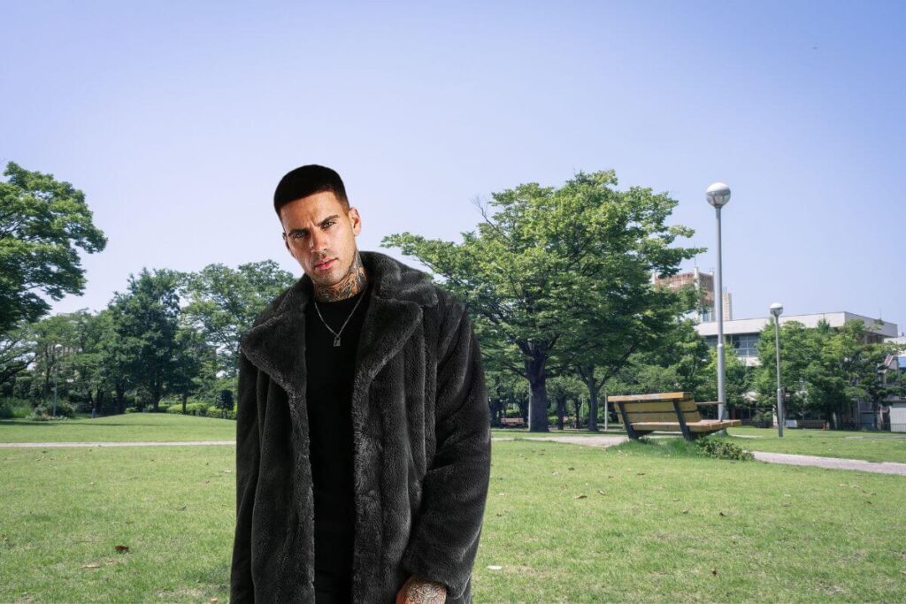 Un homme portant un blouson teddy bear en fausse fourrure sur une place publique.