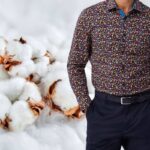 Un homme portant une chemise à fleurs en coton pour bien vivre l'hiver.