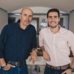 Deux hommes vêtus de chemise au style casual