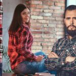 Un jeune couple fait la promotion de la chemise en flanelle à motifs,