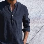 Un homme vêtu de chemise en lin.