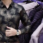 Un homme en chemise vintage parfaite pour cet hiver.