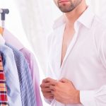 Un homme choisi et porte sa chemise pour adopter un style impeccable.