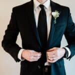 Un homme portant un costume sur mesure