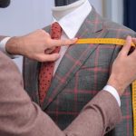 Un spécialiste effectue des retouches sur un costume.