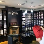 Un homme fait son choix de chemise dans un magasin de vêtement Café Coton
