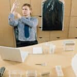 Un homme portant une chemise adaptée à son milieu professionnel.