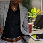 Un homme dans un assortiment parfait d'un blazer à une chemise avec élégance.