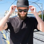 Un homme tout en noir pour faire la lumière sur la légalité de porter une chemise noire.