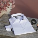 Une chemise homme de qualité irréprochable entourée d'accessoires
