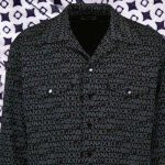 Une chemise monogrammée favorable à diverses occasions.