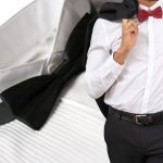 Un homme met en valeur sa chemise avec un smoking.