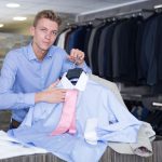Un homme fait le choix de la chemise parfaite pour un look impeccable.