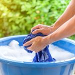 Une personne ayant opté pour le lavage de ses chemises à la main.