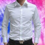 Un homme en chemise unie, classique et indémodable.