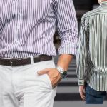 Un homme choisit de rentrer sa chemise dans son pantalon pendant que son second fait le contraire.