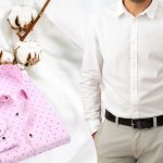 Un homme ayant découvert le secret sur le choix des chemises.