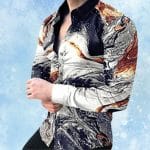 Une personne portant une chemise à imprimés artistiques