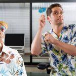 Deux hommes en chemise hawaïenne et Marcel dans un bureau.