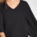 Dame portant une Chemise à manches chauve-souris