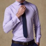 Un homme portant une chemise à poignets mousquetaires