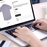Un homme fait le choix de la taille de sa chemise en ligne.