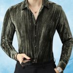 Un homme en chemise à plis solaire