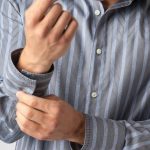 Un homme portant une chemise à poignets boutonnés
