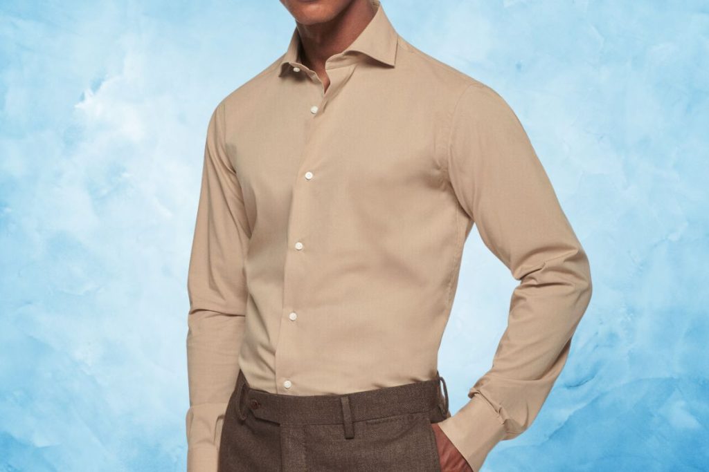 Un homme en chemise en popeline stretch stylée