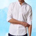 Un homme portant une chemise à col mao