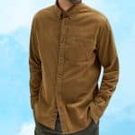 Une chemise en velours côtelé?portée avec style