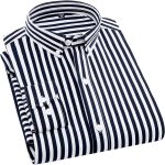 Chemise à rayures verticales bleues et blanches pliée à plat.