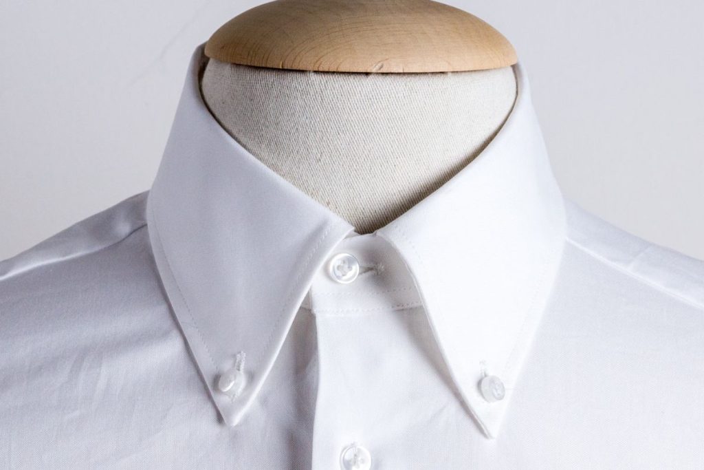 Cols de chemise avec des pointes moyennes ou des cols button-down