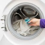 Une dame fait le lavage de chemise
