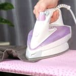 Une technique de repassage pour éviter les plis persistants