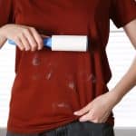 Usage de ruban adhésif pour éliminer les poils d'animaux sur une chemise