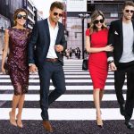 Des couples en tenue de mariage décontractée
