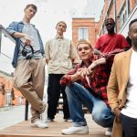 Des hommes en style street-wear