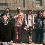 Des hommes engagés dans un look hippie chic