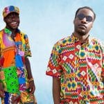 Des hommes mettant en valeur le textile africain