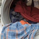 Lavage de chemise pour éliminer les mauvaises odeurs