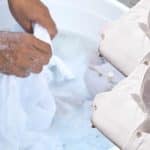 Lavage de chemises blanches à la main