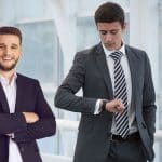 Le costume reconnu comme la tenue d'affaires