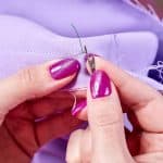 Réparation des coutures décousues sur une chemise