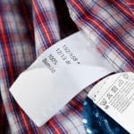 Respect des consignes de l'étiquette d'entretien d'une chemise