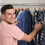 Un homme choisit la coupe parfaite de chemise homme