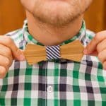Un homme portant un nœud papillon bois