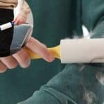 Utilisation d'un rouleau à peluches pour éliminer les peluches et les poils d'animaux des chemises
