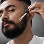 Utilisation d'une huile à barbe par un homme